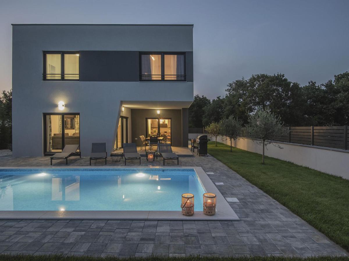 Modern With Heated Pool Villa