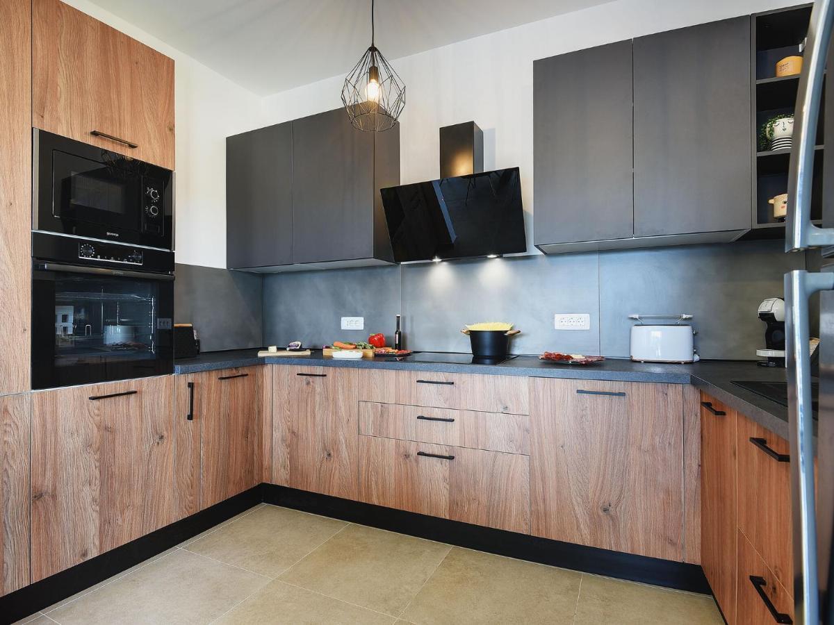 Vila Modern With Heated Pool