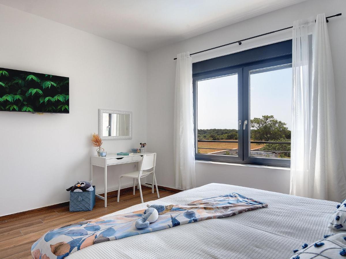 Modern With Heated Pool Vila *