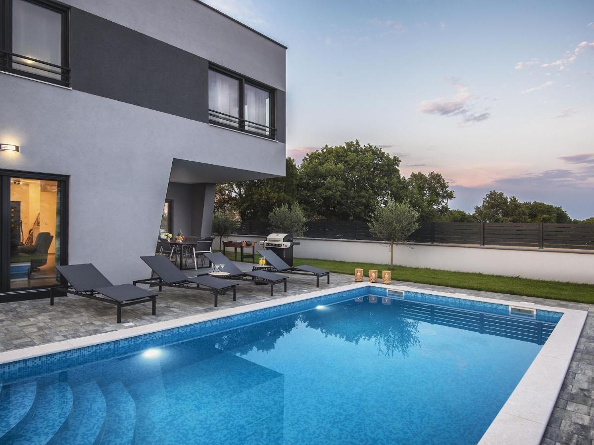 Vila Modern With Heated Pool Pula