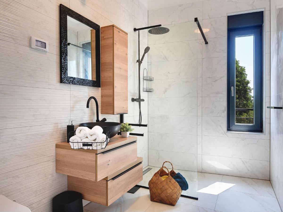 Modern With Heated Pool Vila *