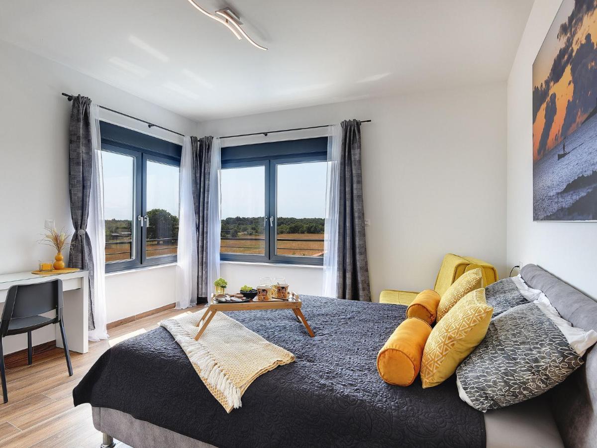Modern With Heated Pool Vila