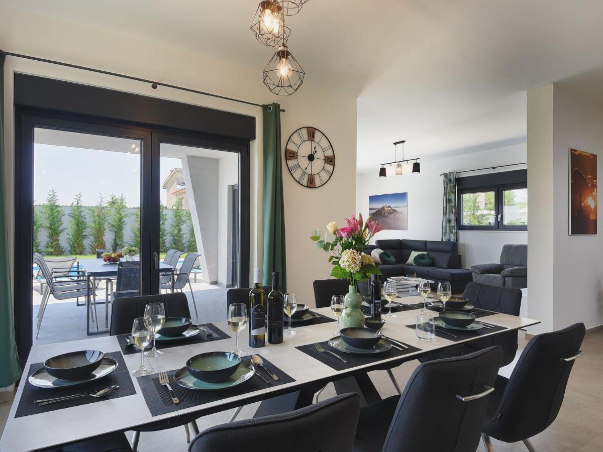 Modern With Heated Pool * Pula